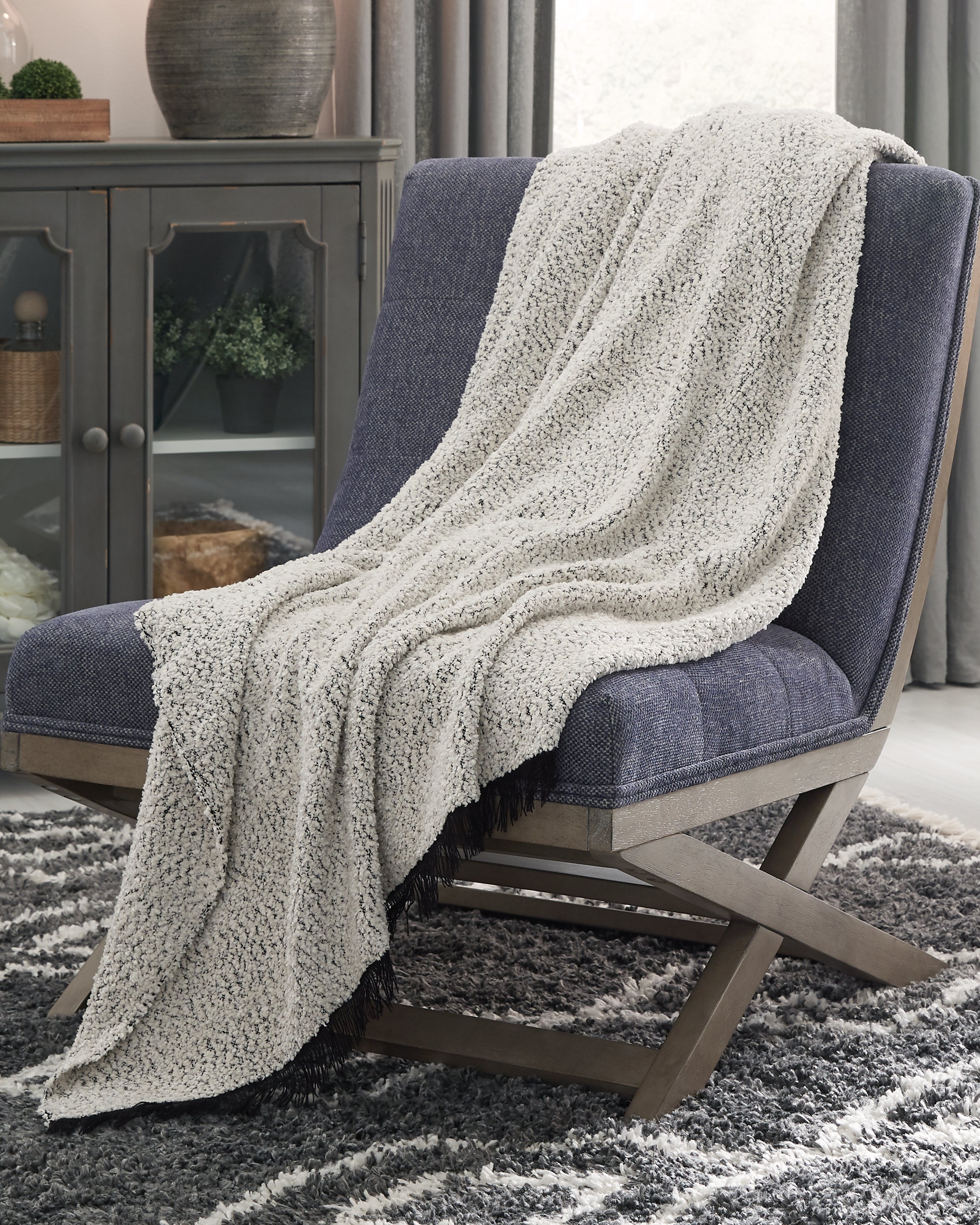 3 Brothers Decor - Ashley Furniture - Leonita Throw - Throw / Black/White - A1000769T
