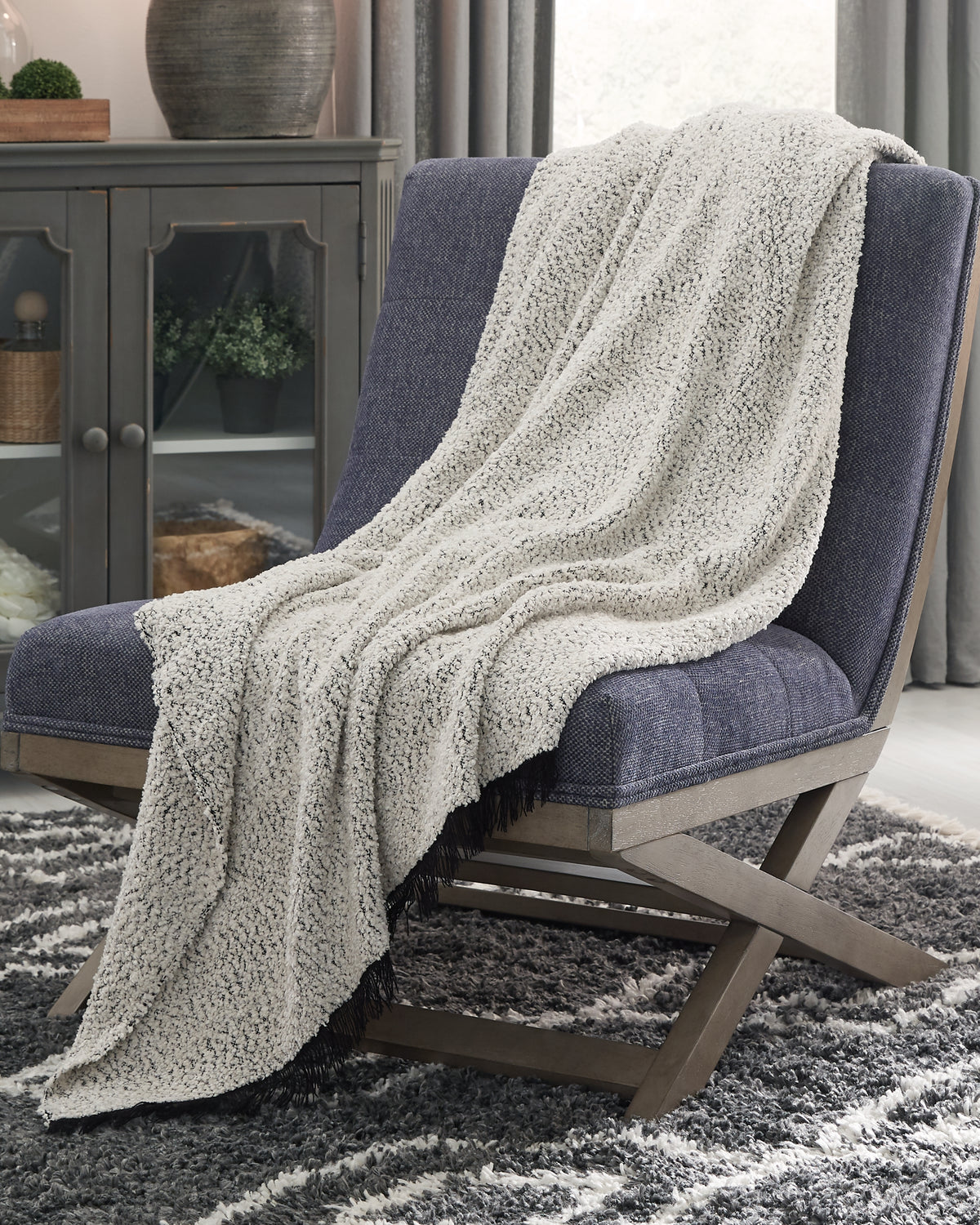 3 Brothers Decor - Ashley Furniture - Leonita Throw - Throw / Black/White - A1000769T