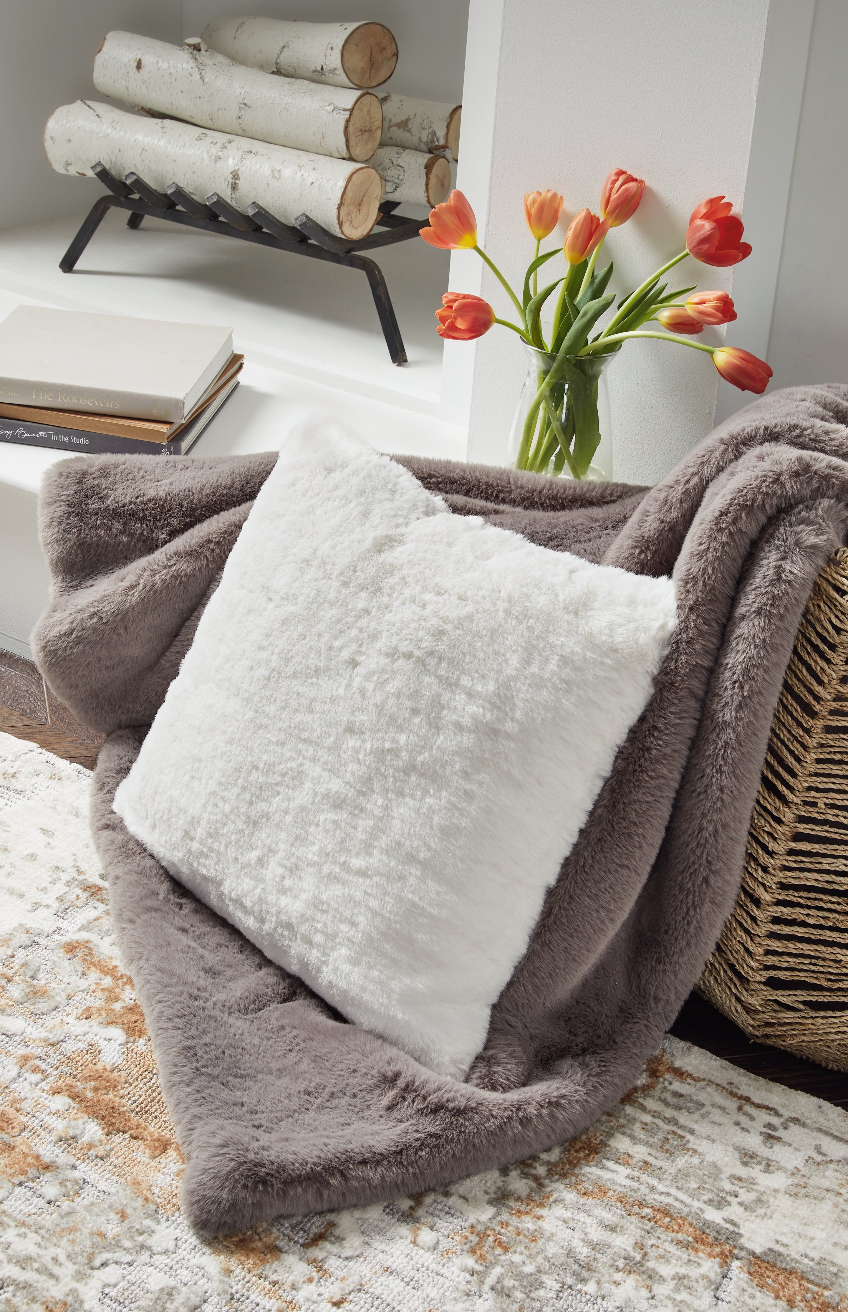 3 Brothers Decor - Ashley Furniture - Gariland Pillows - Pillow / White - A1000863P
