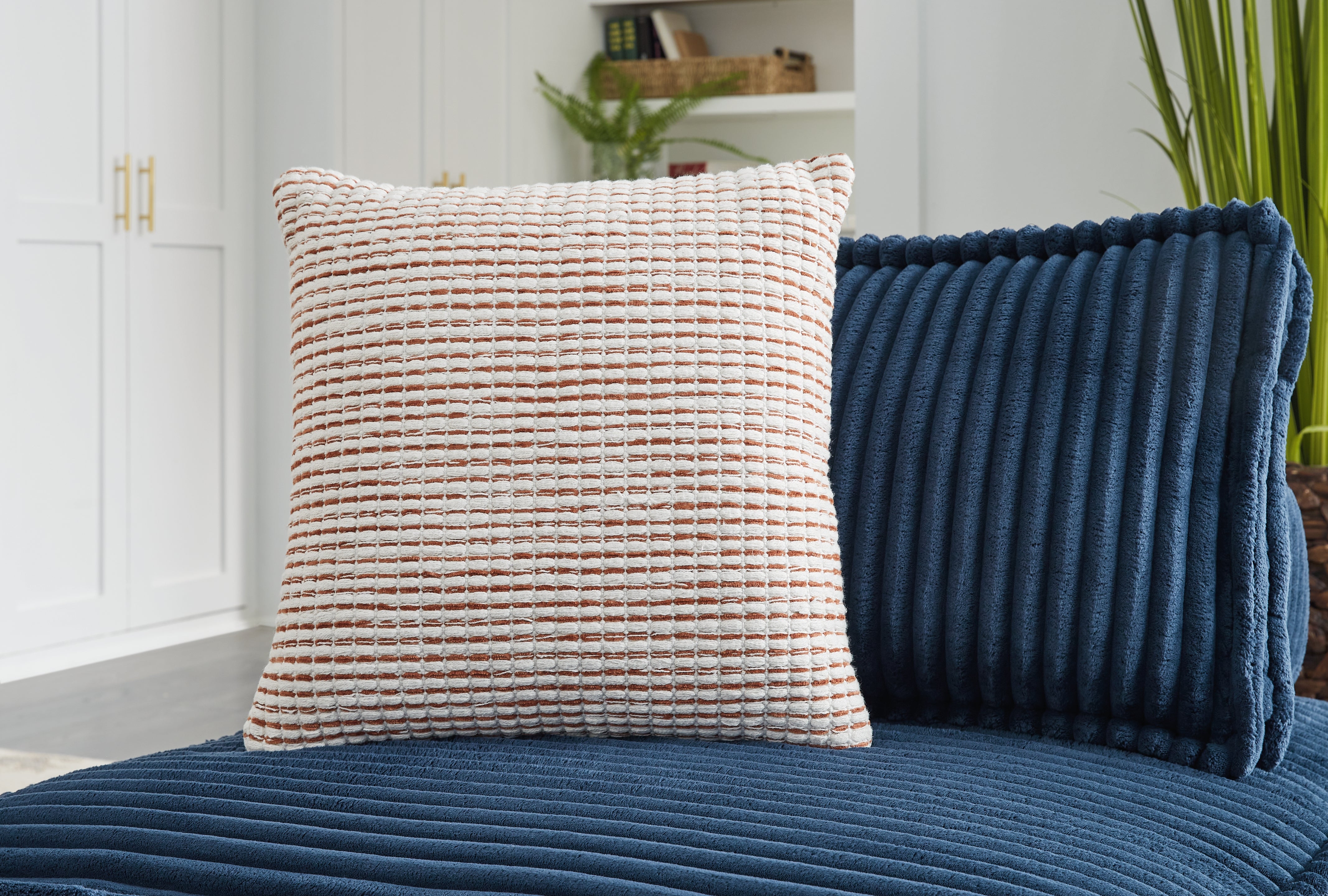 3 Brothers Decor - Ashley Furniture - Nashlin Pillows - Pillow (4/CS) / White/Rust - A1001038