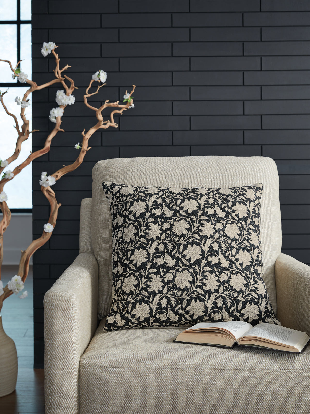 3 Brothers Decor - Ashley Furniture - Alanderson Pillows - Pillow (4/CS) / Black/Ivory - A1001100