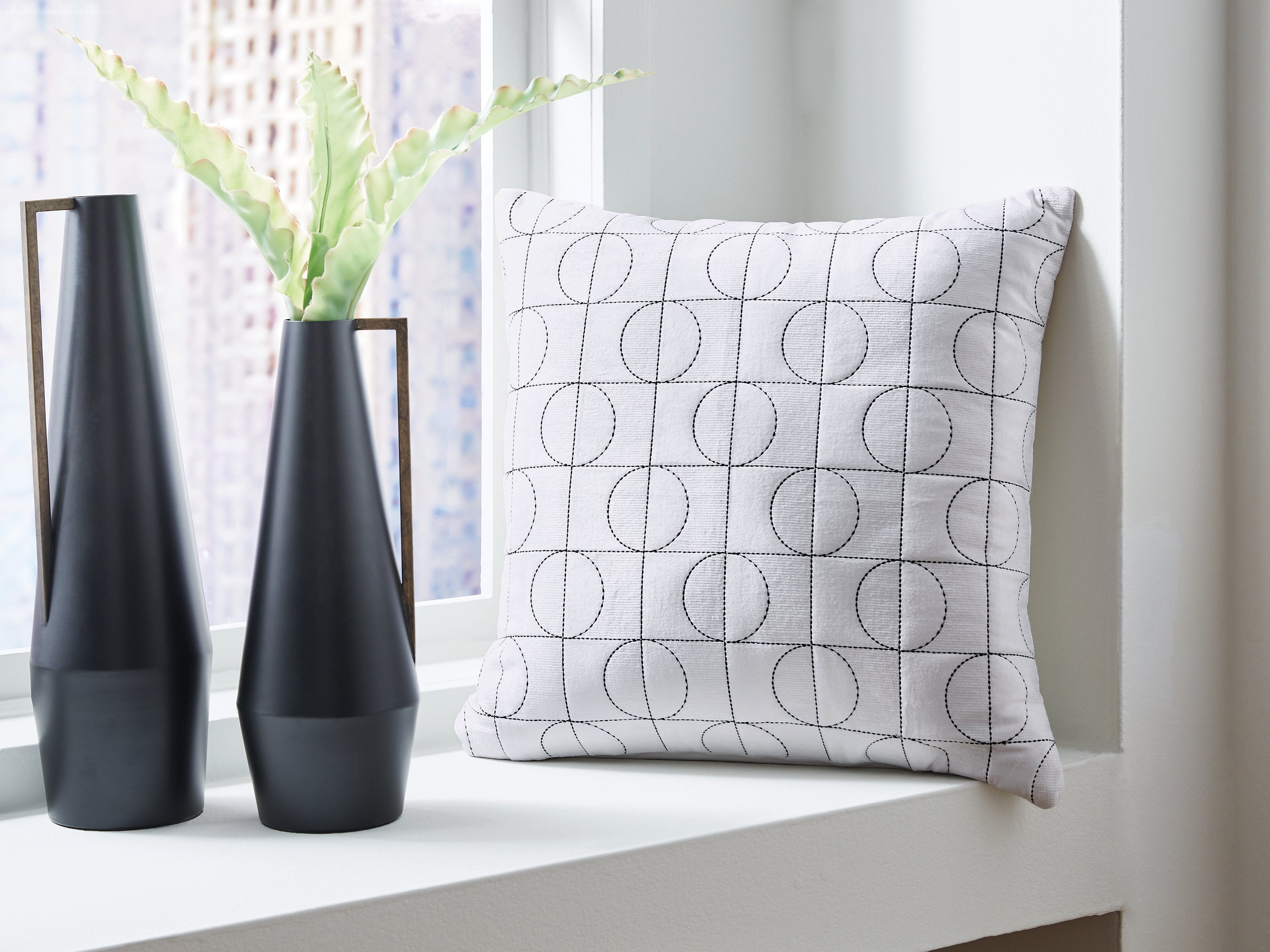 3 Brothers Decor - Ashley Furniture - Kydner Pillows - Pillow (4/CS) / White/Black - A1001107
