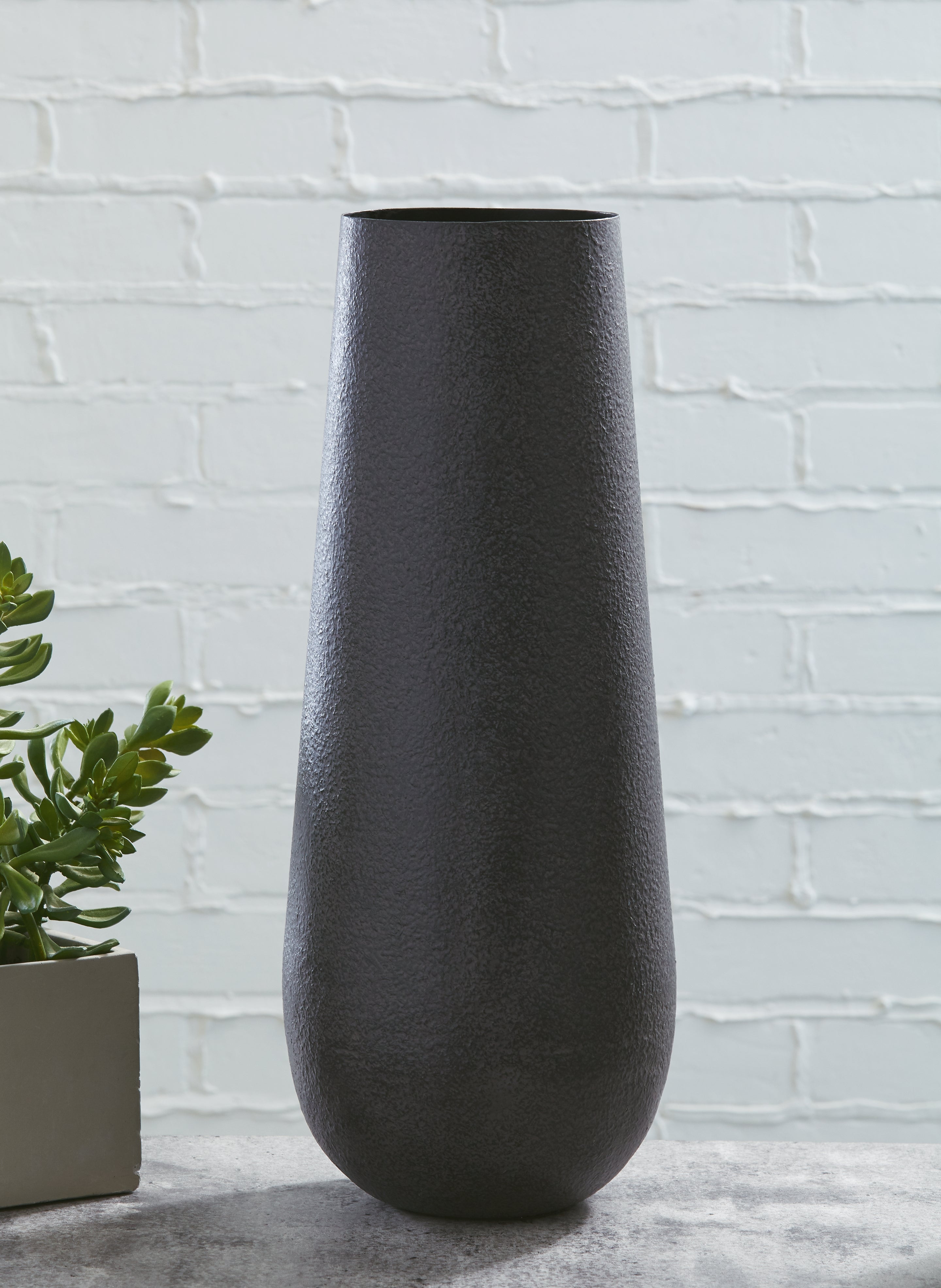 3 Brothers Decor - Ashley Furniture - Fynn Vase - Vase / Antique Brown - A2000516