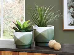 3 Brothers Decor - Ashley Furniture - Ardenridge Planter (Set of 2) - Planter Set (Set of 2) / Green/White - A2000579