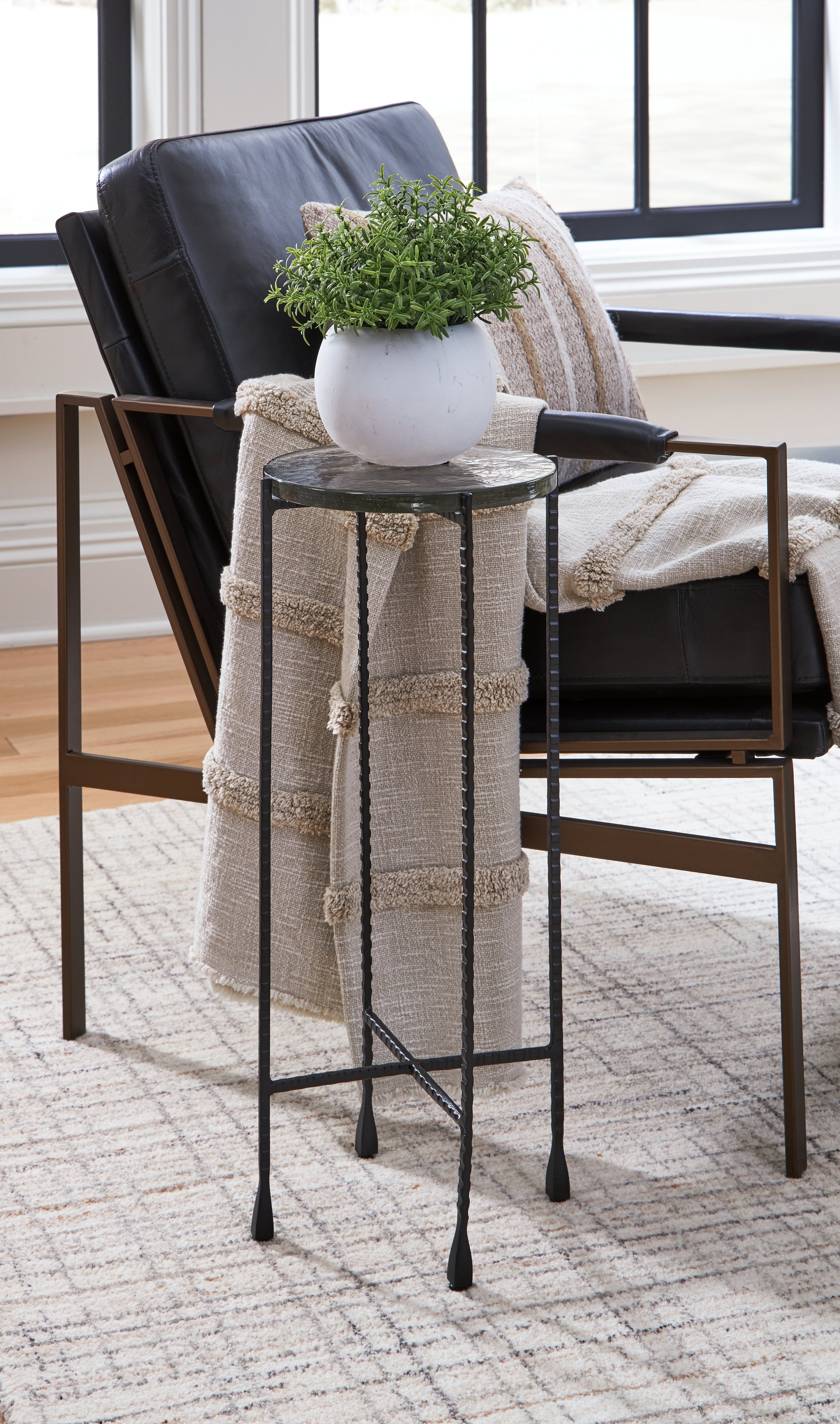 3 Brothers Decor - Ashley Furniture - Newgoren Accent Table - Accent Table / Clear/Black - A4000631
