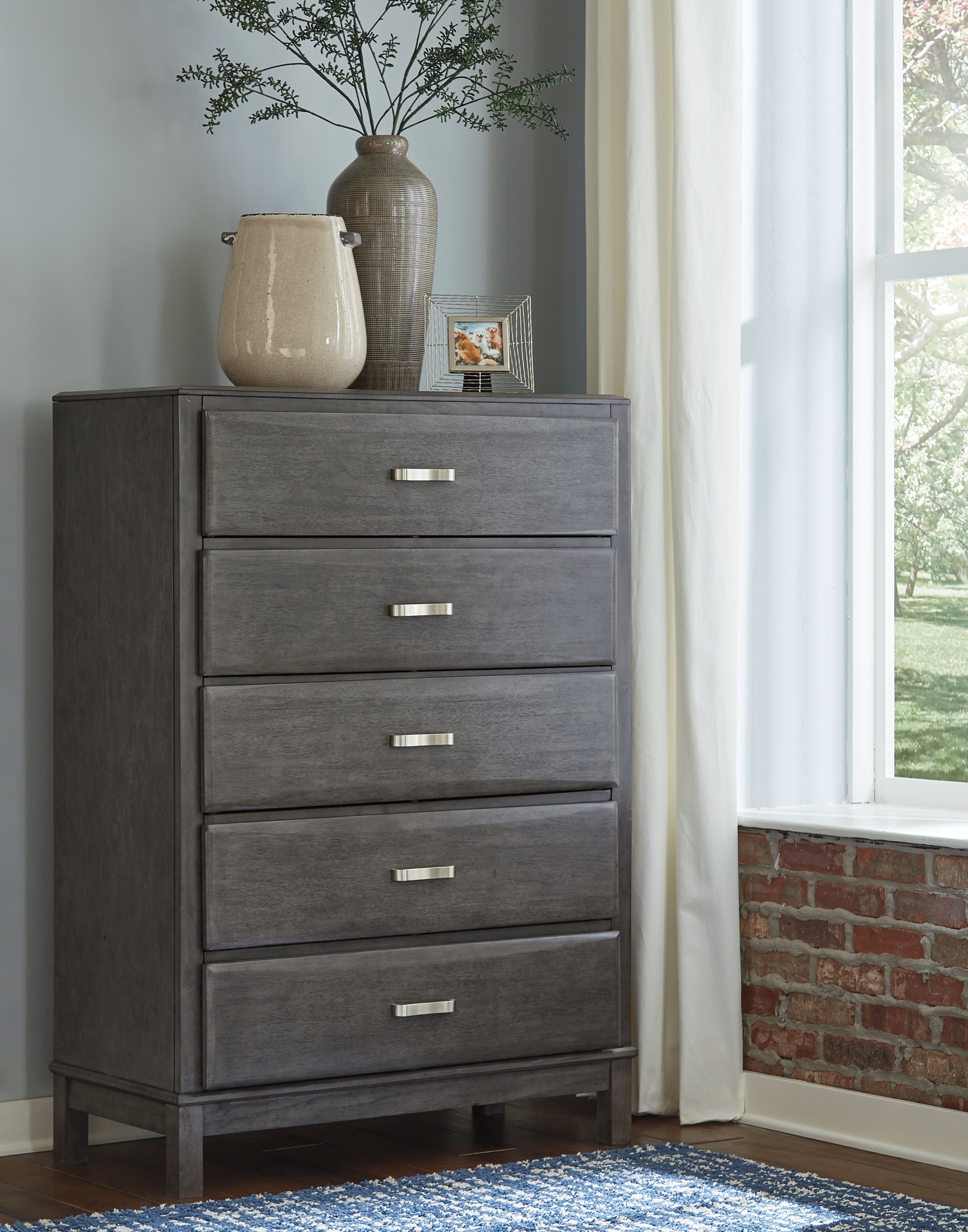 3 Brothers Decor - Ashley Furniture - Caitbrook Bedroom - Five Drawer Chest / Gray - B476-46