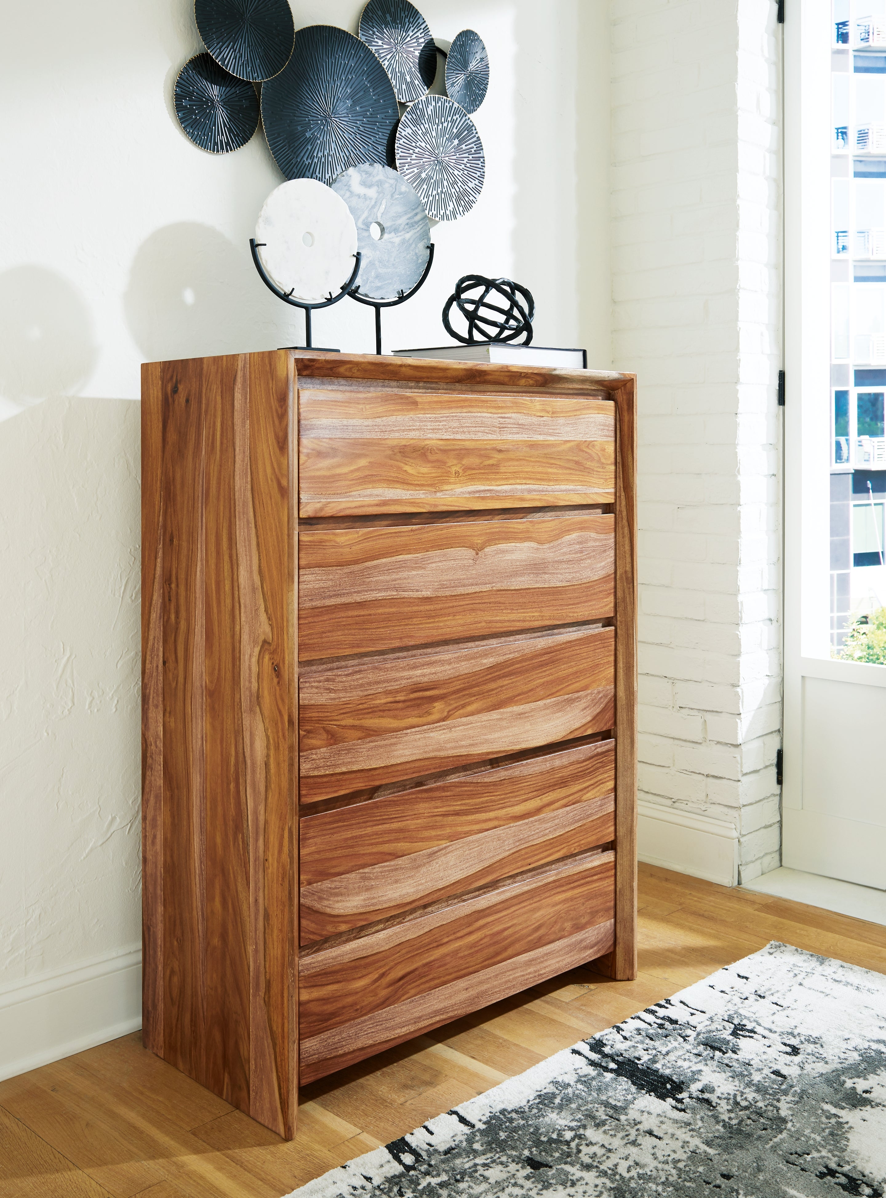 3 Brothers Decor - Ashley Furniture - Dressonni Bedroom - Five Drawer Chest / Brown - B790-46
