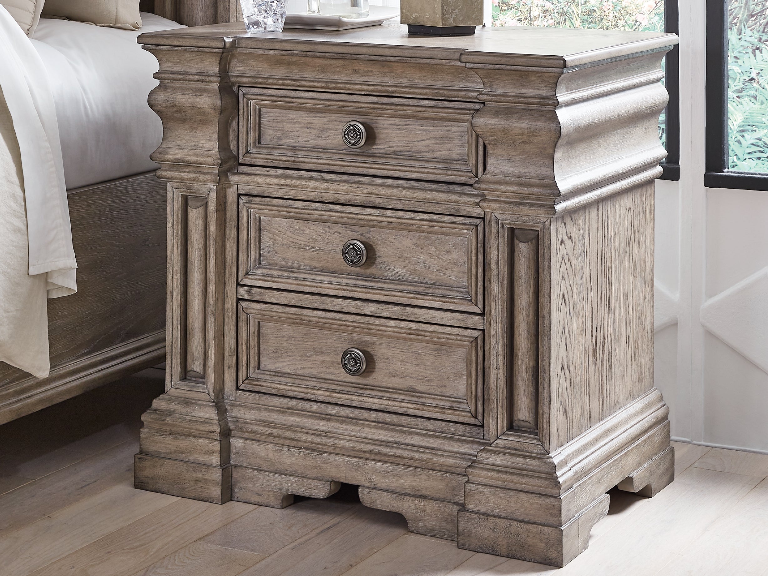 3 Brothers Decor - Ashley Furniture - Blairhurst Bedroom - Three Drawer Night Stand / Light Grayish Brown - B916-93