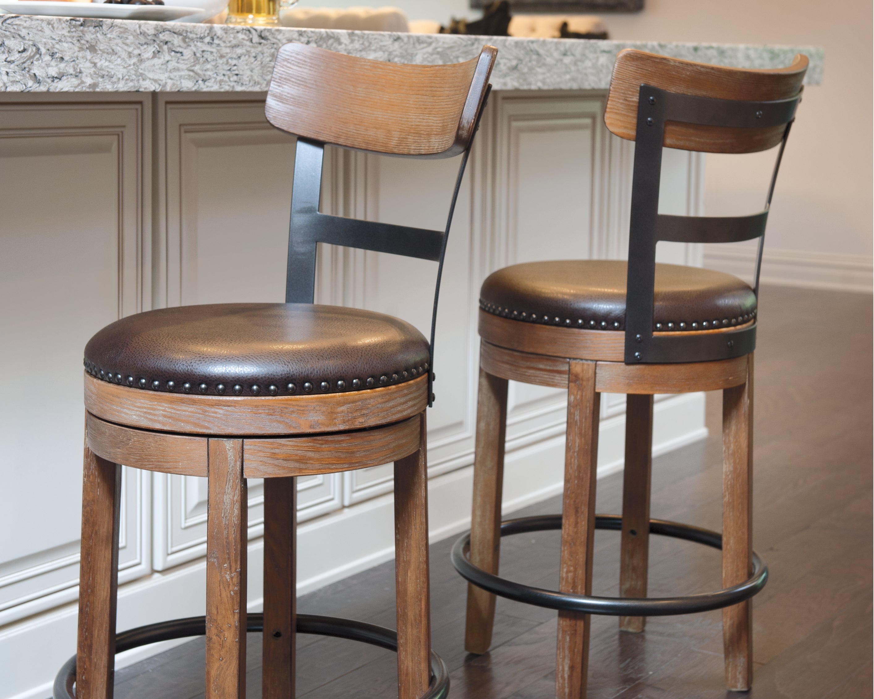 3 Brothers Decor - Ashley Furniture - Pinnadel Dining Room - UPH Swivel Barstool (1/CN) / Light Brown - D542-124