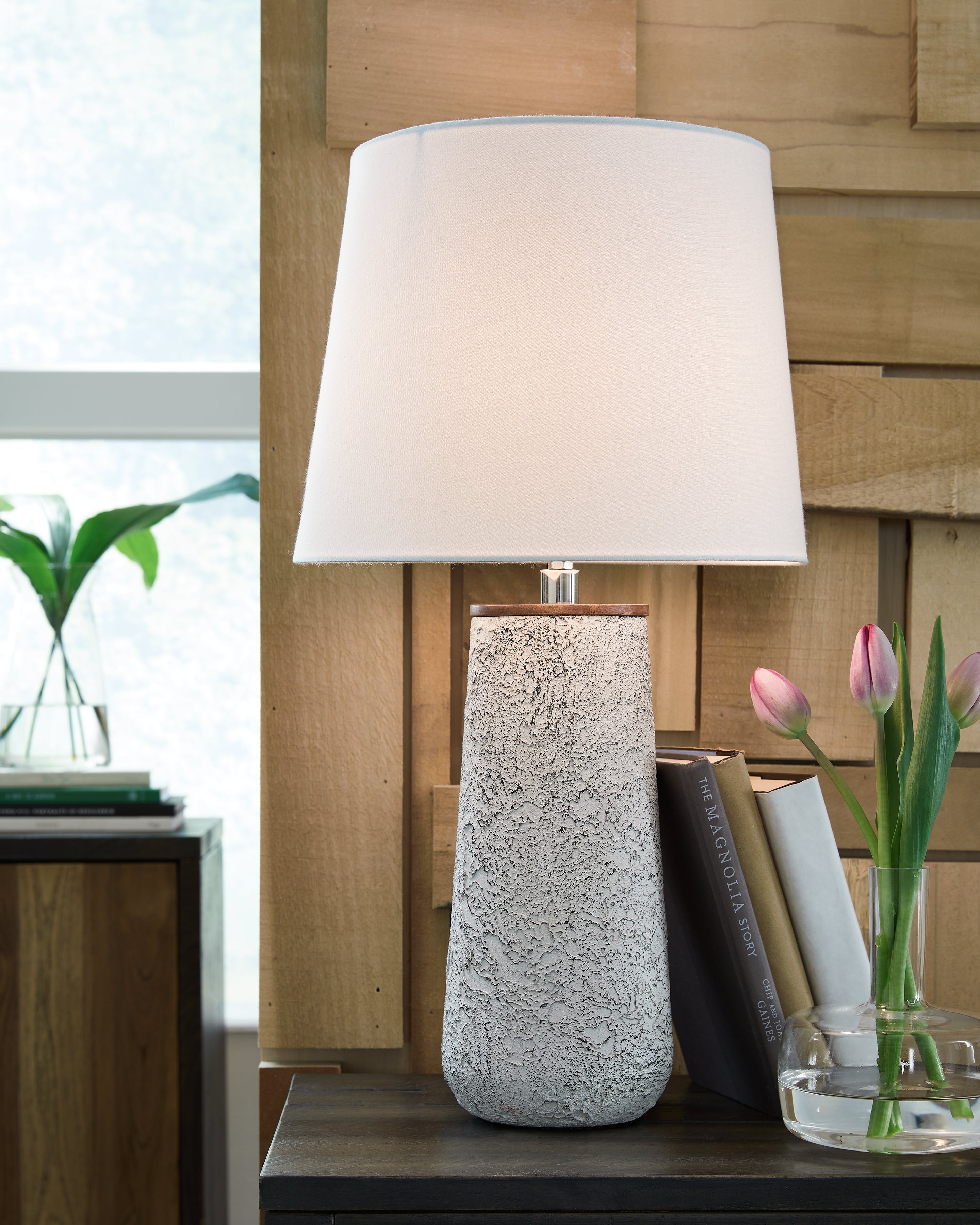 3 Brothers Decor - Ashley Furniture - Chaston Lighting - Metal Table Lamp (Set of 2) / Antique White - L204464