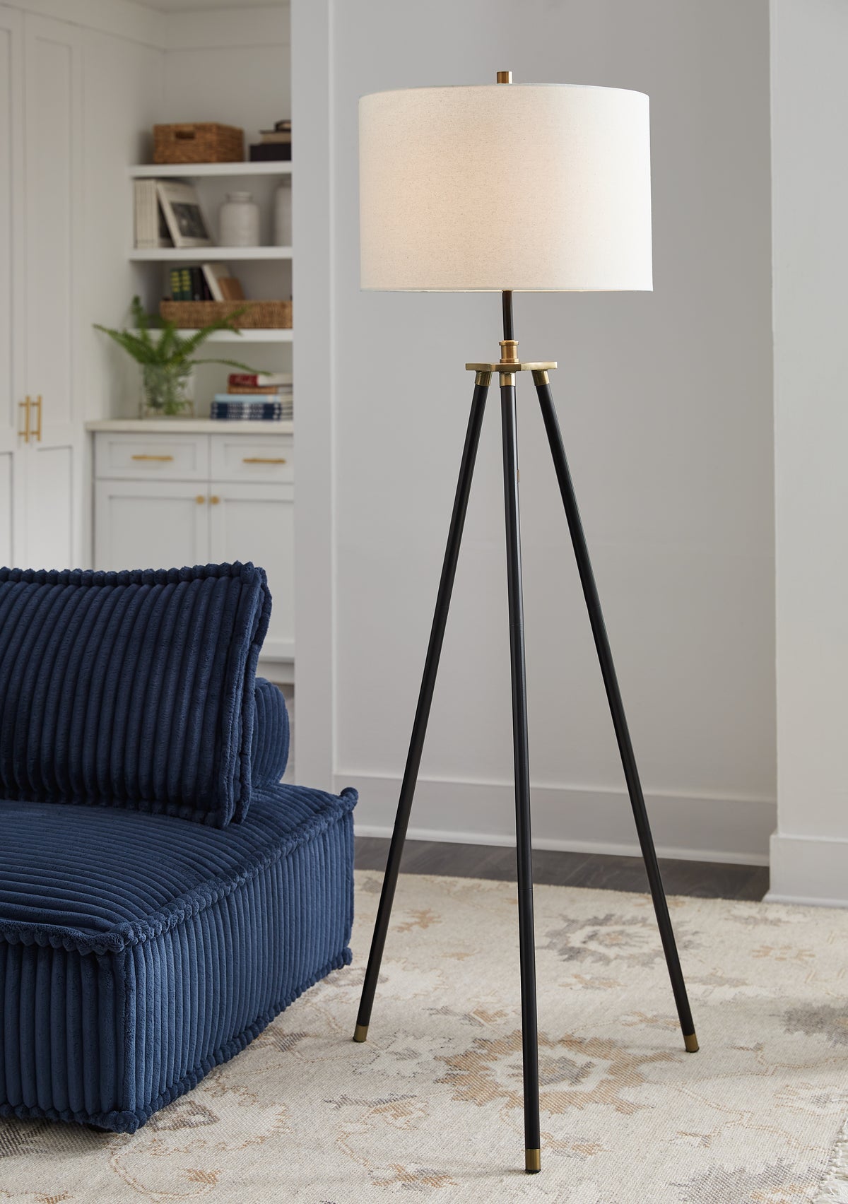 3 Brothers Decor - Ashley Furniture - Cashner Lighting - Metal Floor Lamp (1/CN) / Black/Gold Finish - L206101