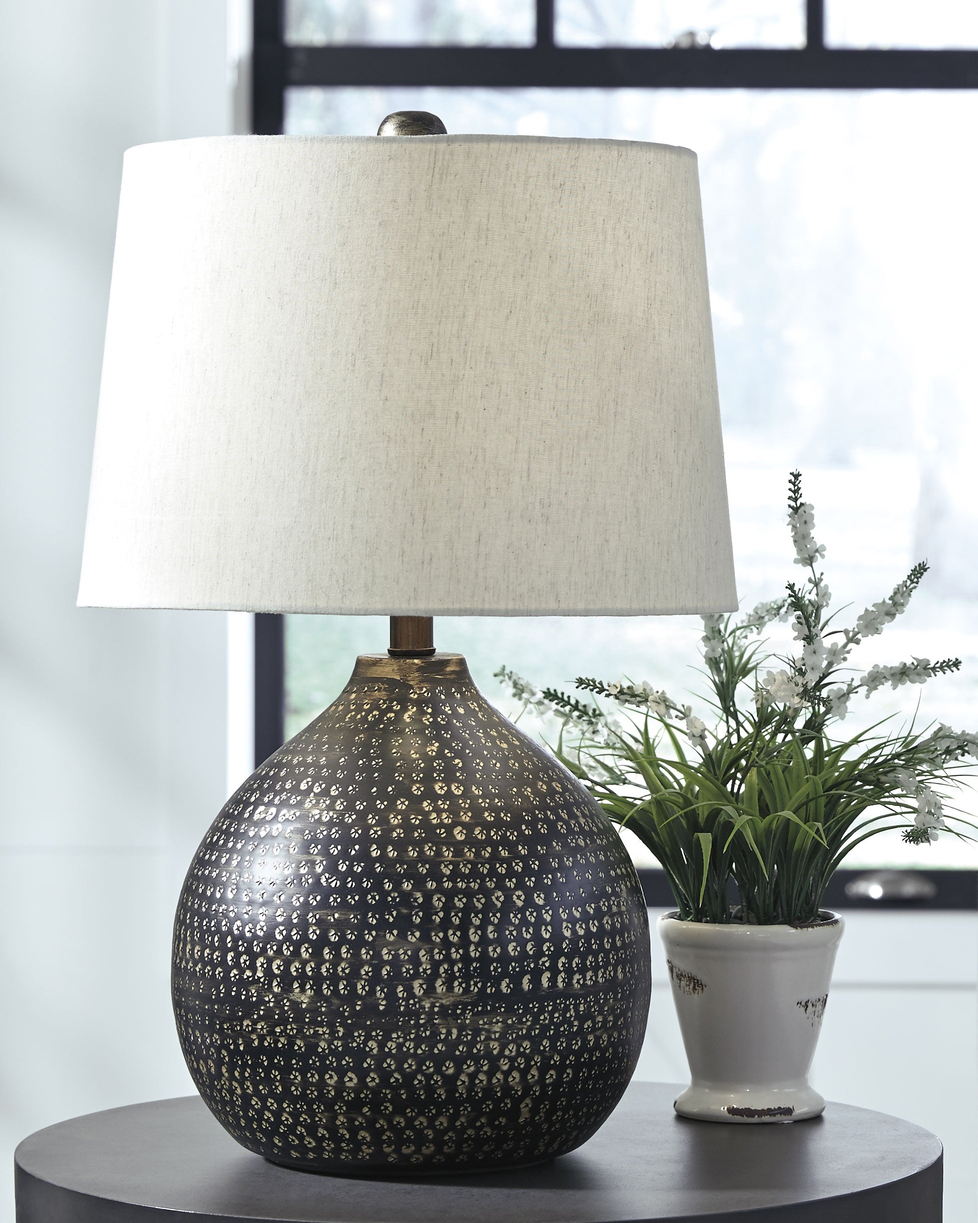 3 Brothers Decor - Ashley Furniture - Maire Lighting - Metal Table Lamp (1/CN) / Black/Gold Finish - L207294