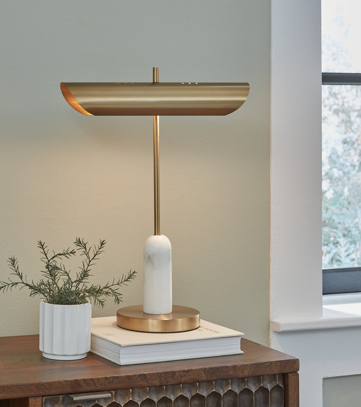 3 Brothers Decor - Ashley Furniture - Rowleigh Lighting - Marble Desk Lamp (1/CN) / Gold Finish/White - L734392