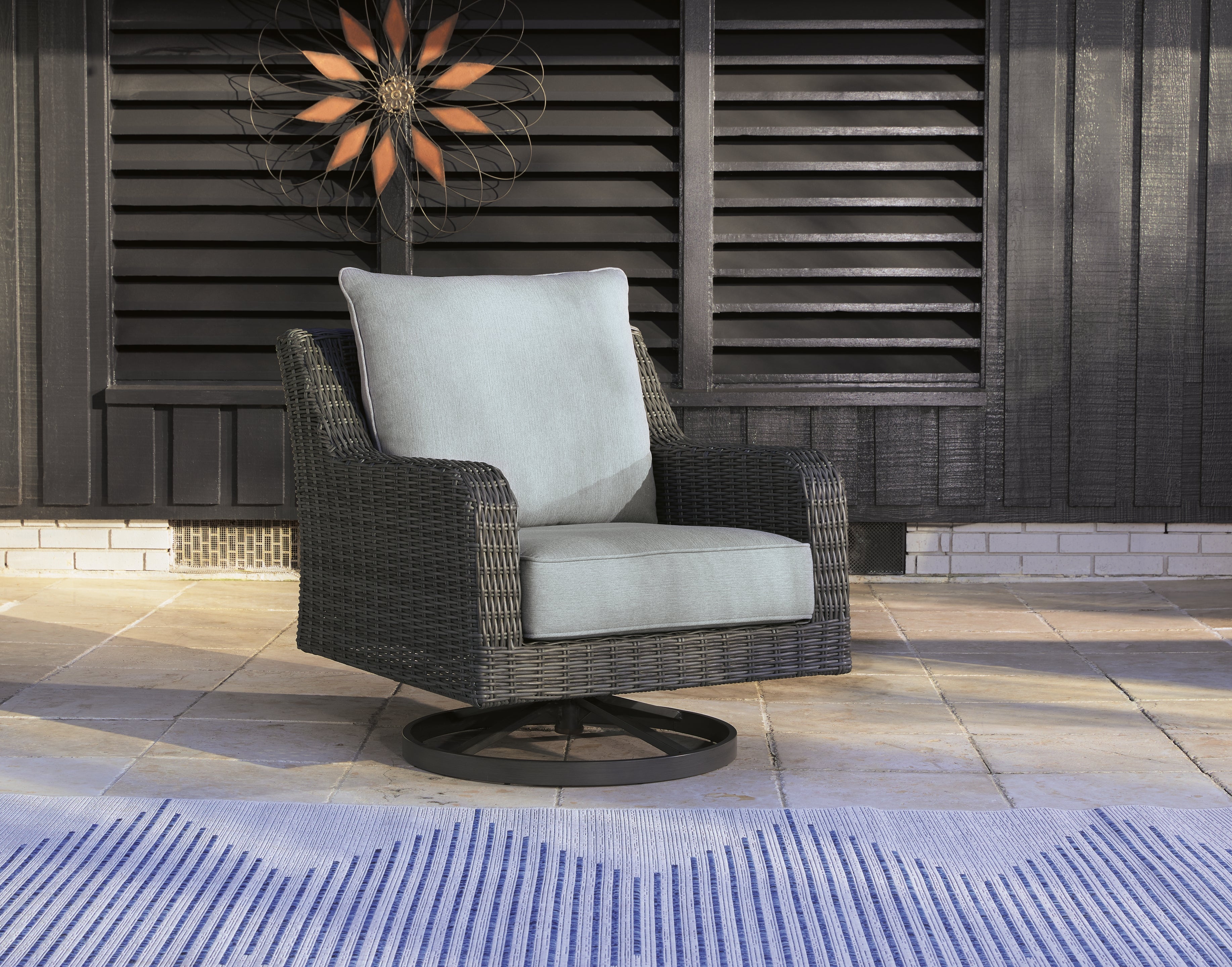 3 Brothers Decor - Ashley Furniture - Elite Park Outdoor - Swivel Lounge w/ Cushion / Gray - P518-821