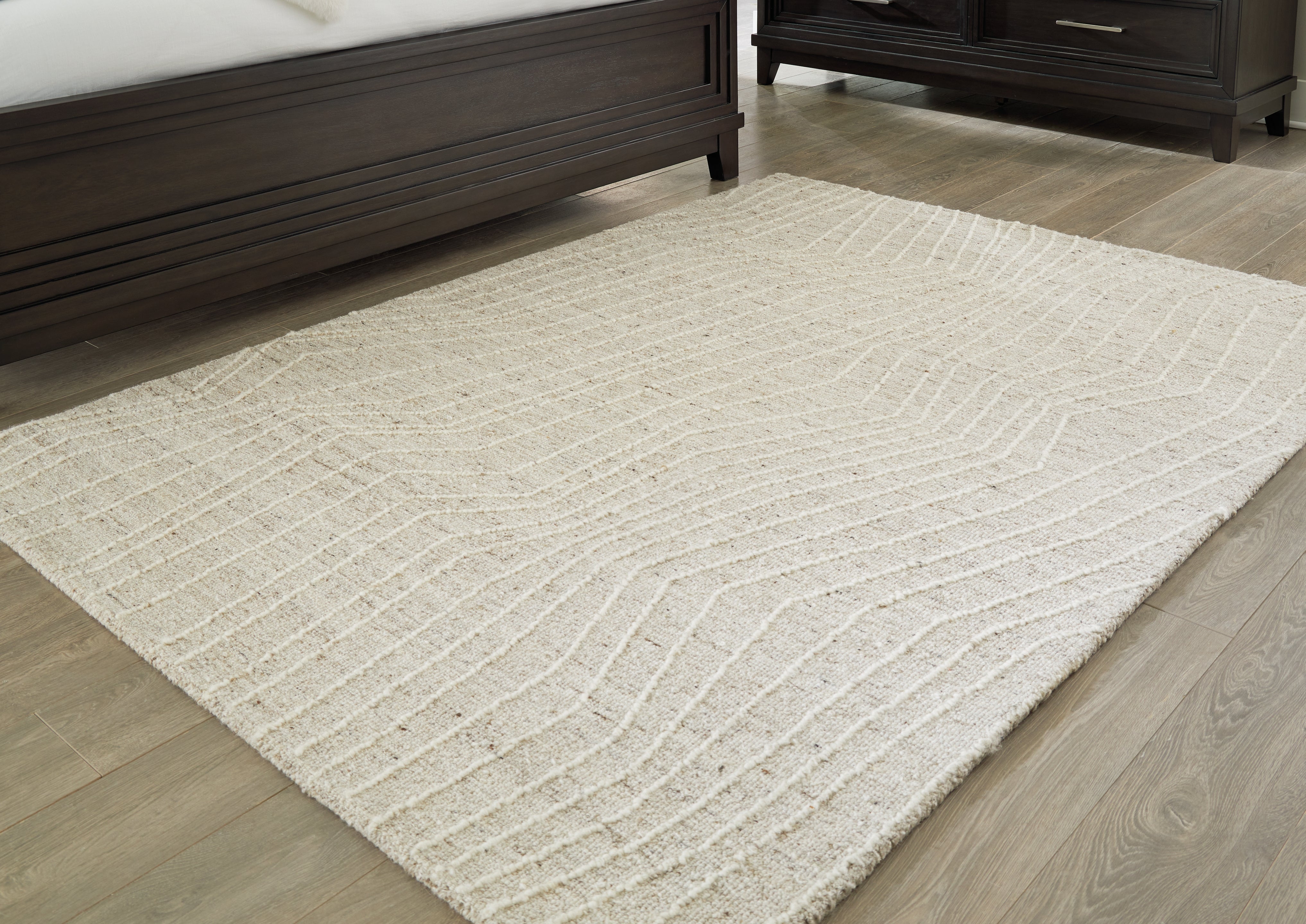 3 Brothers Decor - Ashley Furniture - Varahill Rug - 5' x 7' Rug / Gray/Ivory - R406932